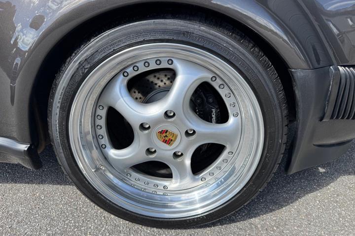 Brun Porsche 911 fra 1981