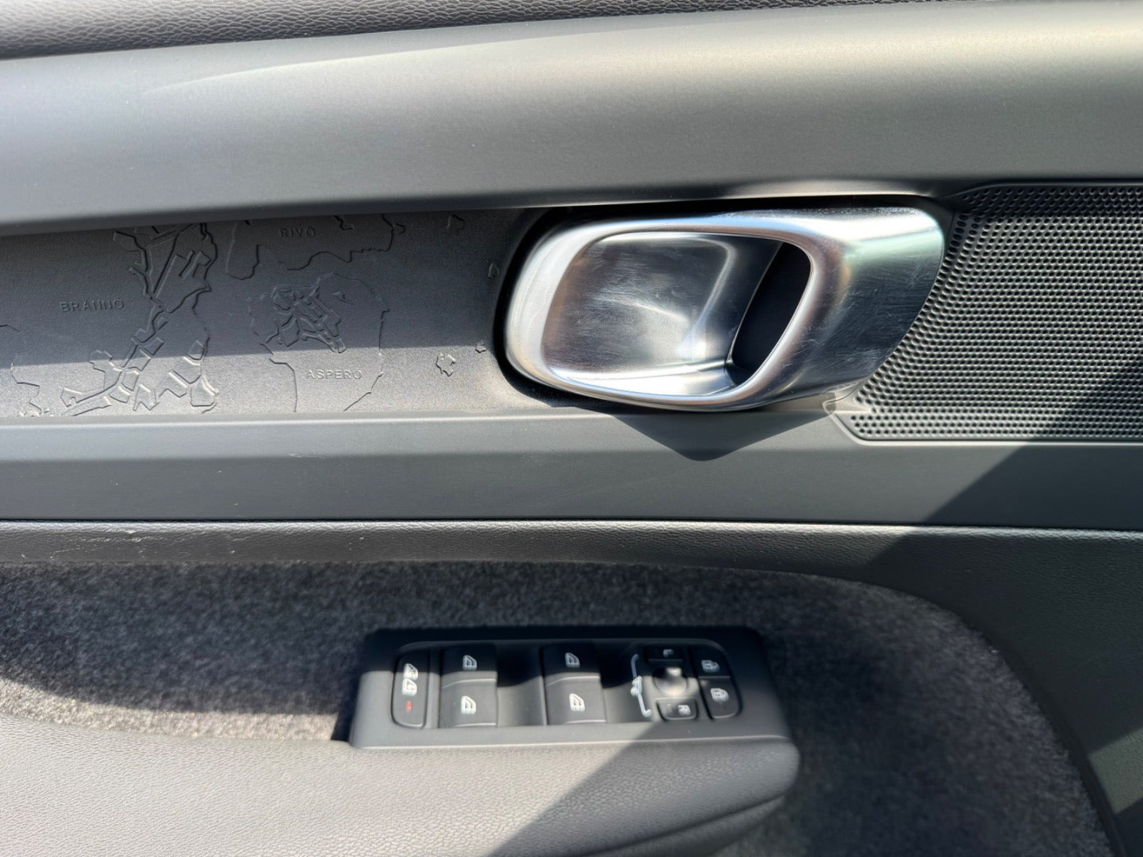 Sort Volvo XC40 fra 2024