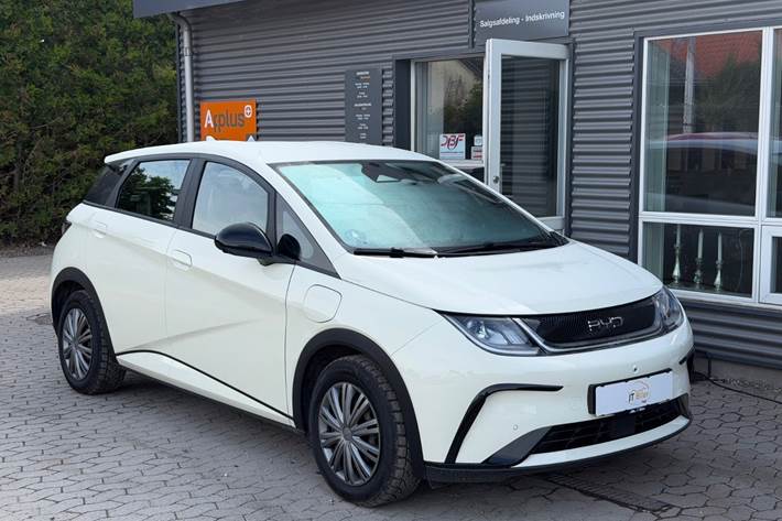 Gul BYD Dolphin fra 2023 set udefra