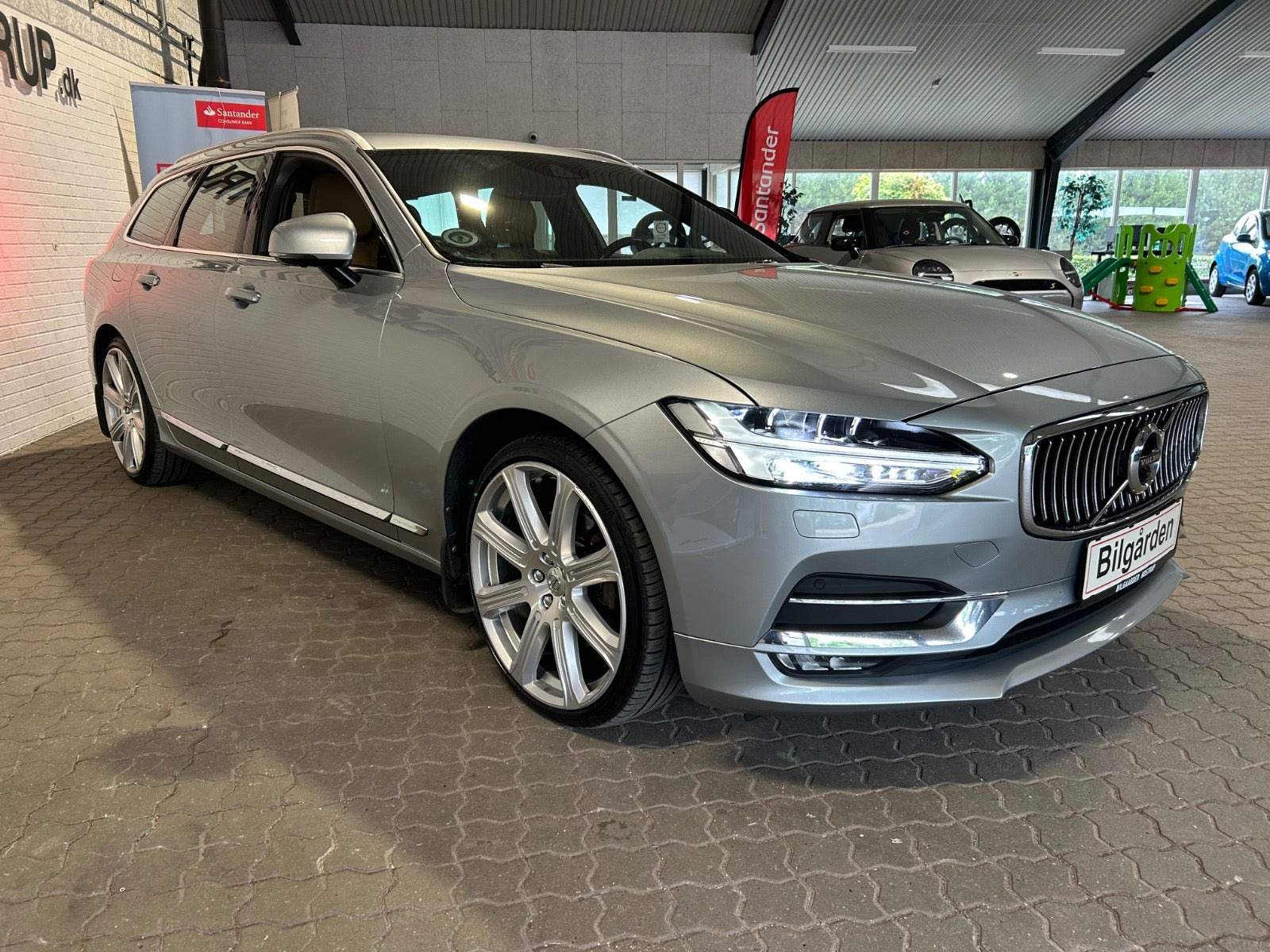 Sølv Volvo V90 fra 2017