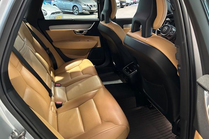 Sølv Volvo V90 fra 2017