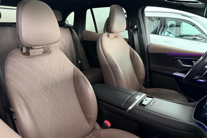Sort Mercedes EQE350 SUV fra 2024