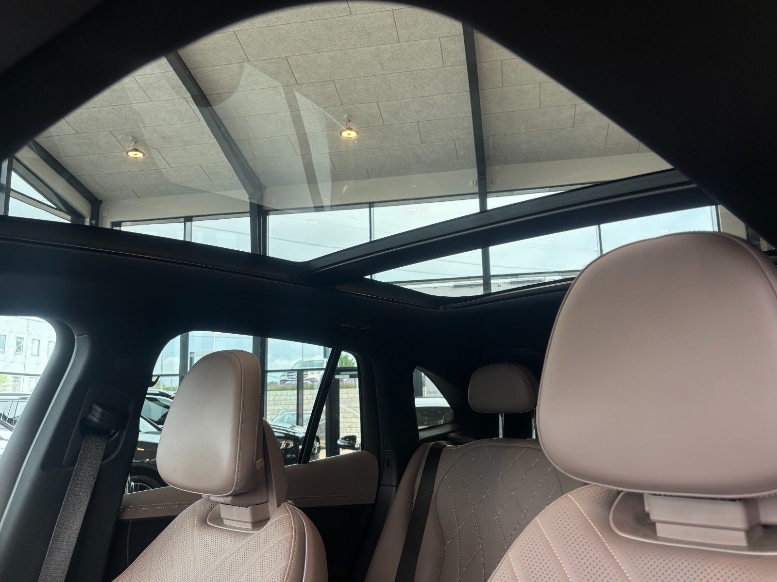 Sort Mercedes EQE350 SUV fra 2024