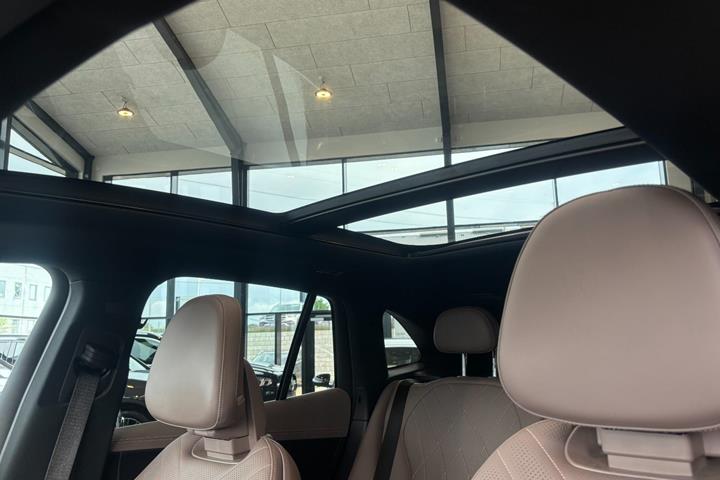 Sort Mercedes EQE350 SUV fra 2024