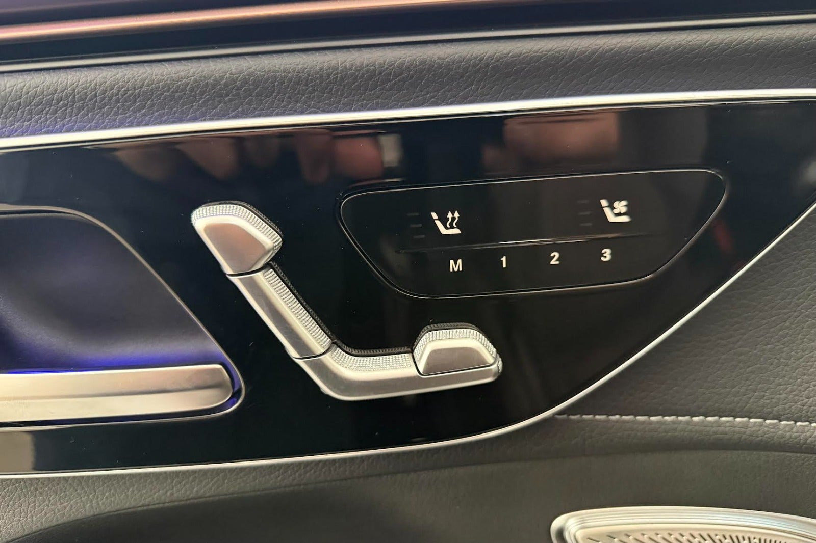 Sort Mercedes EQE350 SUV fra 2024
