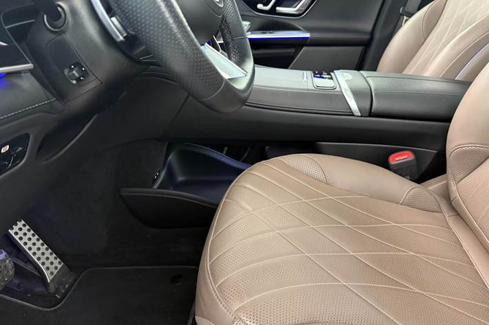 Sort Mercedes EQE350 SUV fra 2024