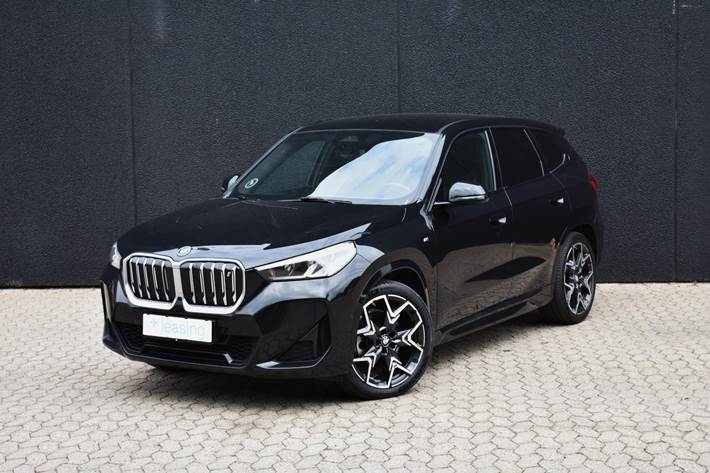 Sort BMW iX1 fra 2022 set udefra
