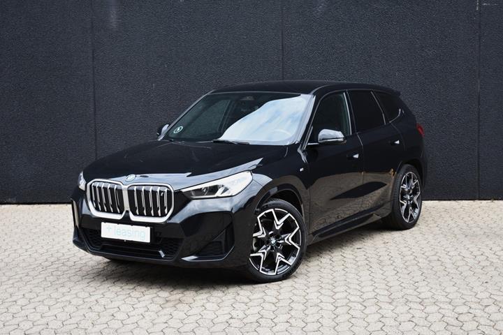 Sort BMW iX1 fra 2022 set udefra
