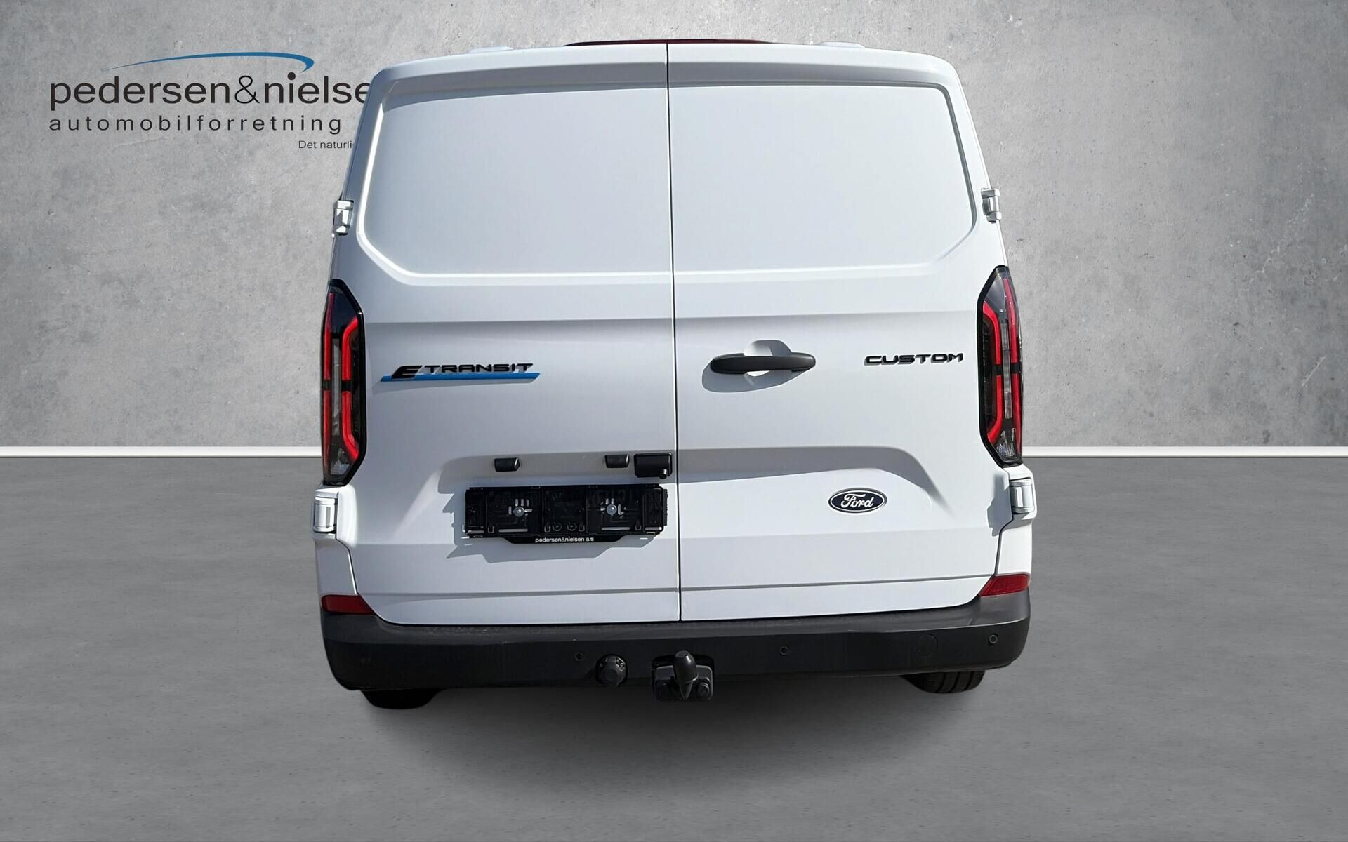 Hvid Ford E-Transit Custom fra 2026 set udefra
