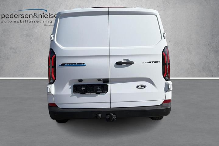 Hvid Ford E-Transit Custom fra 2026 set udefra