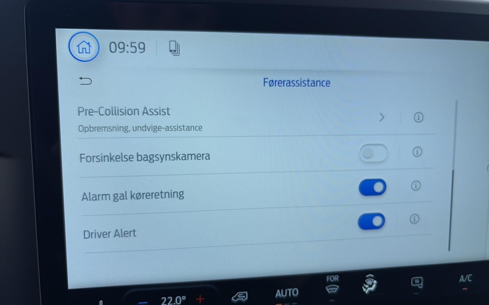 Hvid Ford E-Transit Custom fra 2026 set indefra