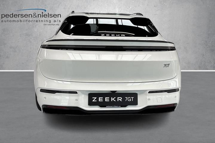 Hvid Zeekr 7GT fra 2026 set udefra