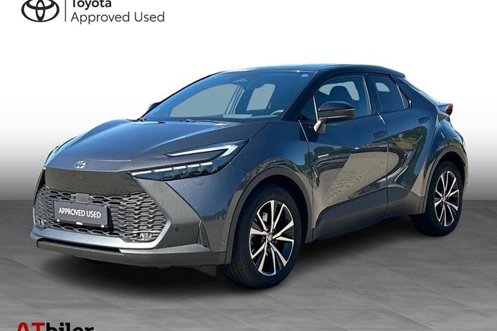 Grå Toyota C-HR fra 2024 set udefra