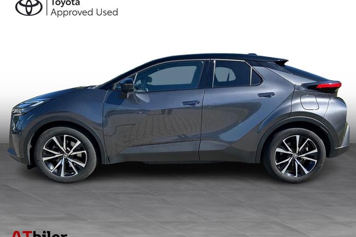 Grå Toyota C-HR fra 2024