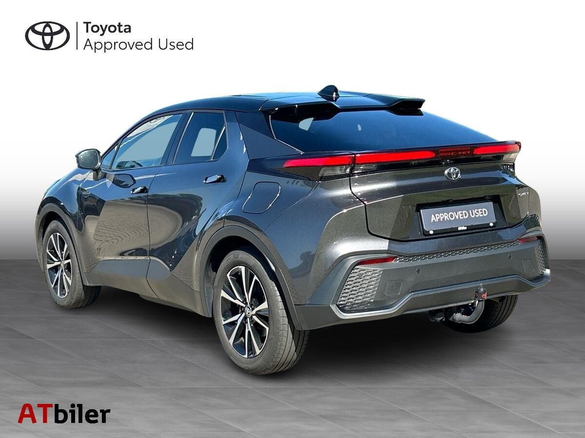 Grå Toyota C-HR fra 2024