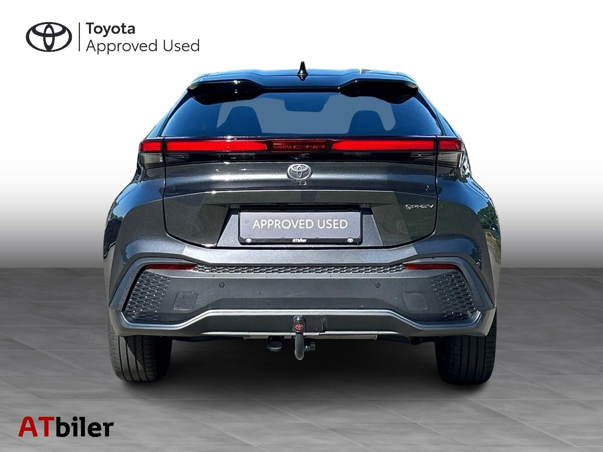 Grå Toyota C-HR fra 2024