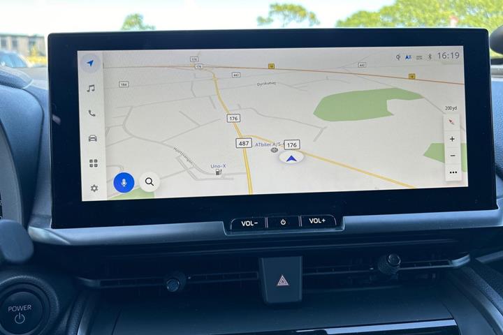 Grå Toyota C-HR fra 2024