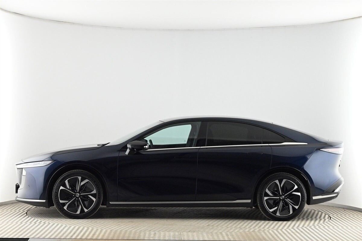 Blå Mazda 6e fra 2026