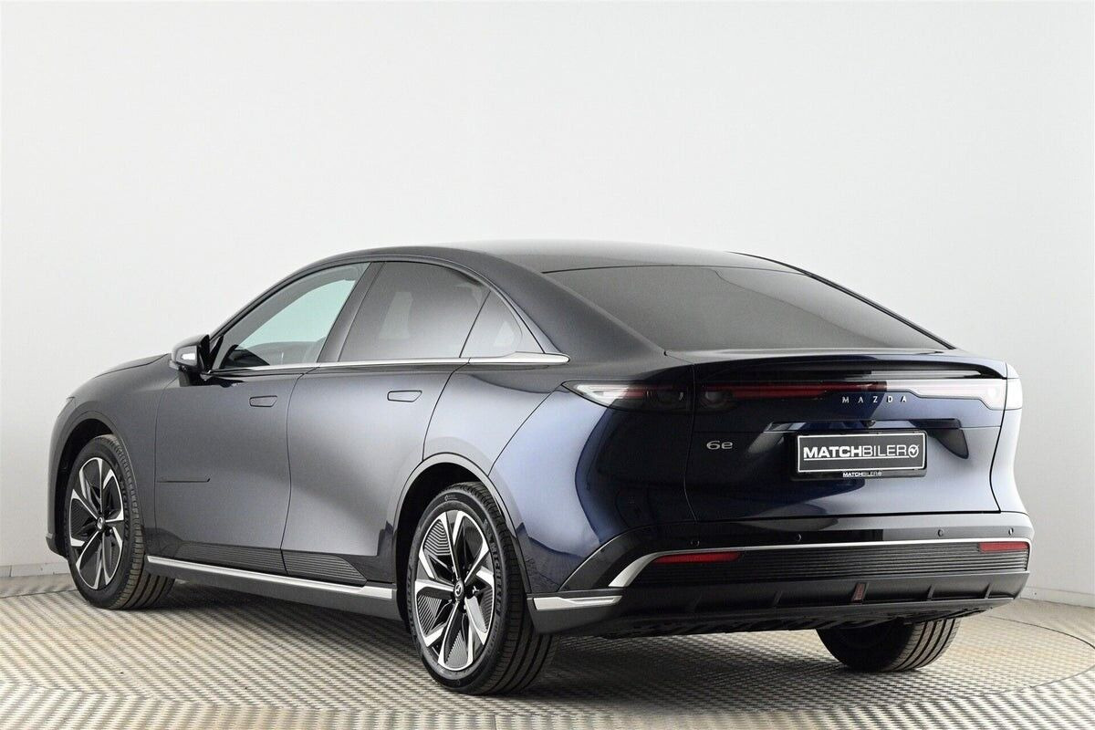 Blå Mazda 6e fra 2026