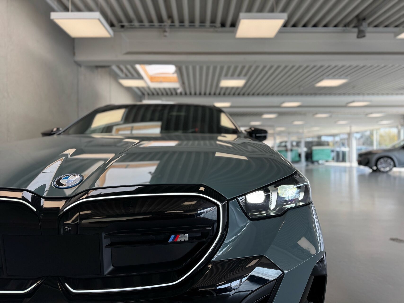 Grøn BMW i5 fra 2024