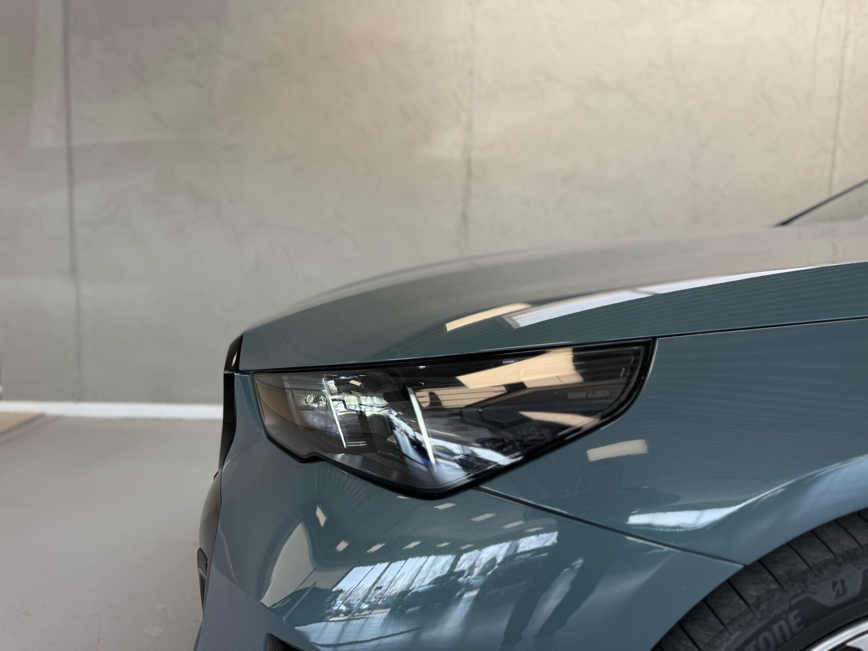 Grøn BMW i5 fra 2024