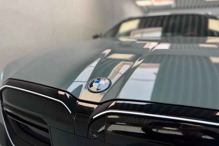 Grøn BMW i5 fra 2024