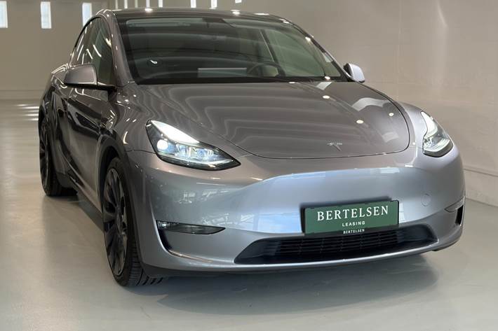Grå Tesla Model Y fra 2024