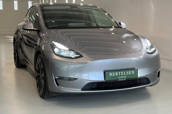 Grå Tesla Model Y fra 2024 set udefra