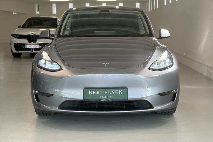 Grå Tesla Model Y fra 2024