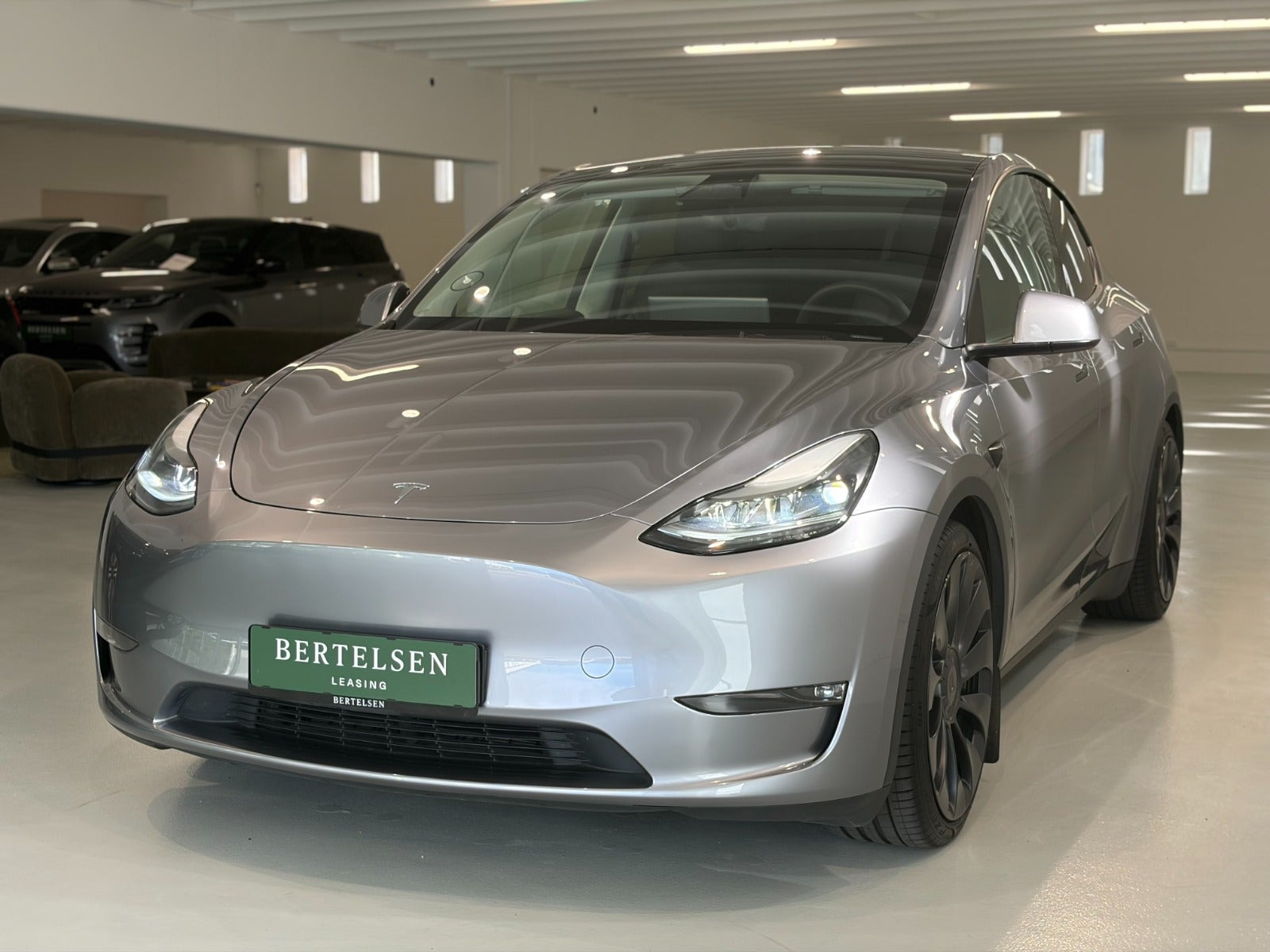 Grå Tesla Model Y fra 2024