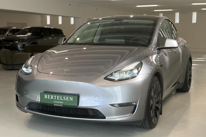 Grå Tesla Model Y fra 2024
