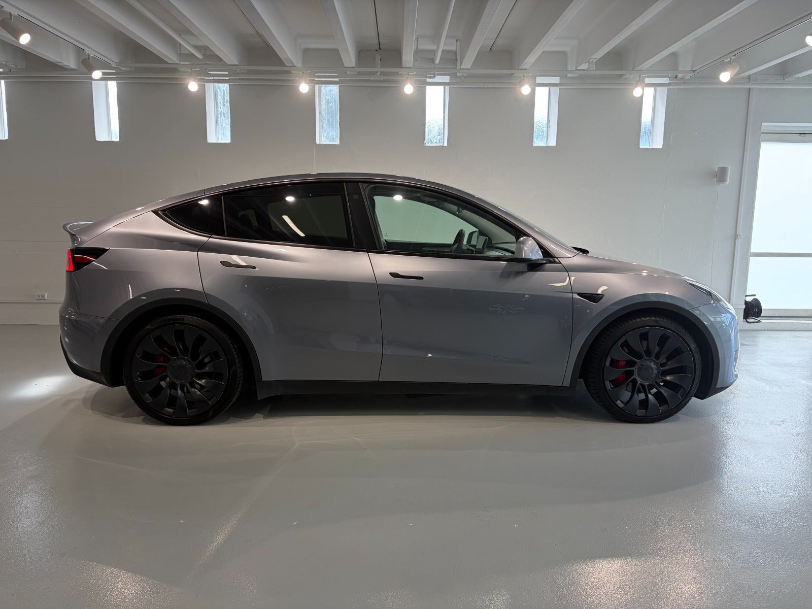 Grå Tesla Model Y fra 2024