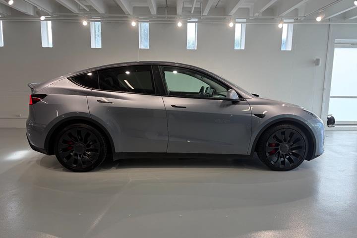 Grå Tesla Model Y fra 2024