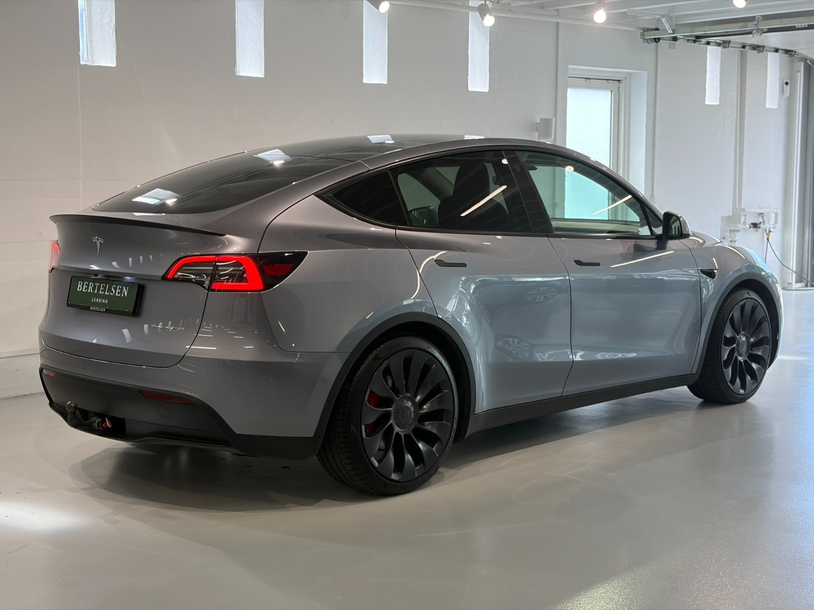 Grå Tesla Model Y fra 2024