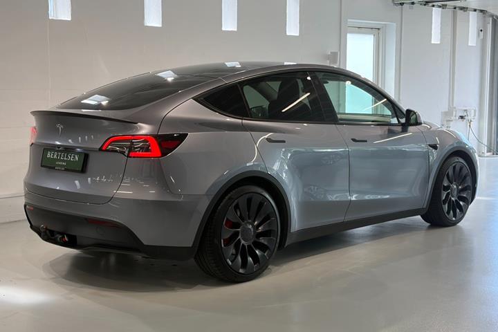 Grå Tesla Model Y fra 2024