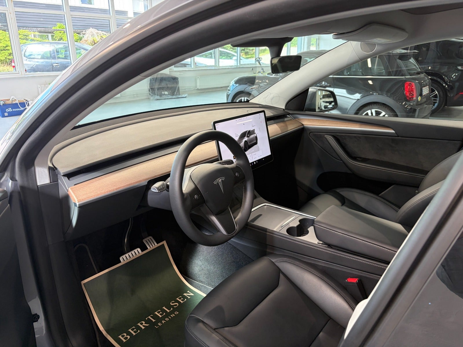 Grå Tesla Model Y fra 2024
