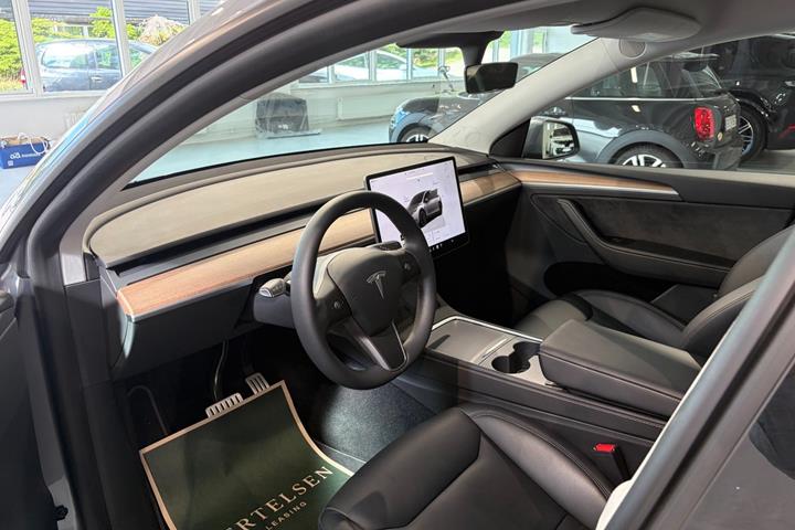 Grå Tesla Model Y fra 2024