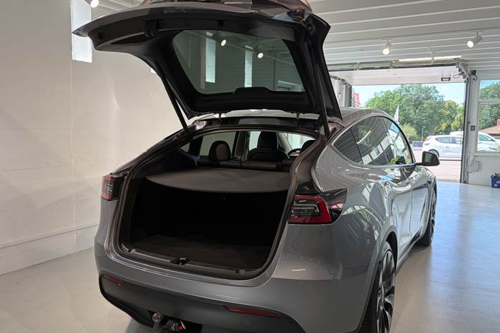 Grå Tesla Model Y fra 2024