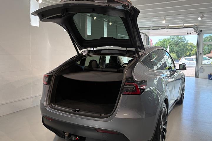 Grå Tesla Model Y fra 2024