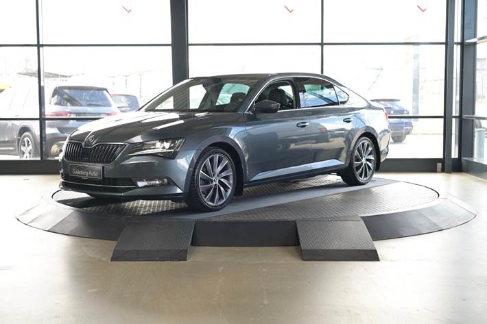 Grå Skoda Superb fra 2019