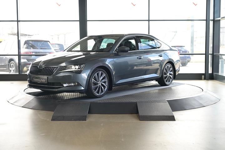 Grå Skoda Superb fra 2019