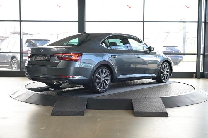 Grå Skoda Superb fra 2019