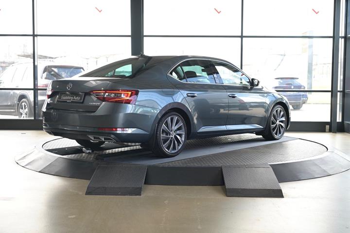 Grå Skoda Superb fra 2019
