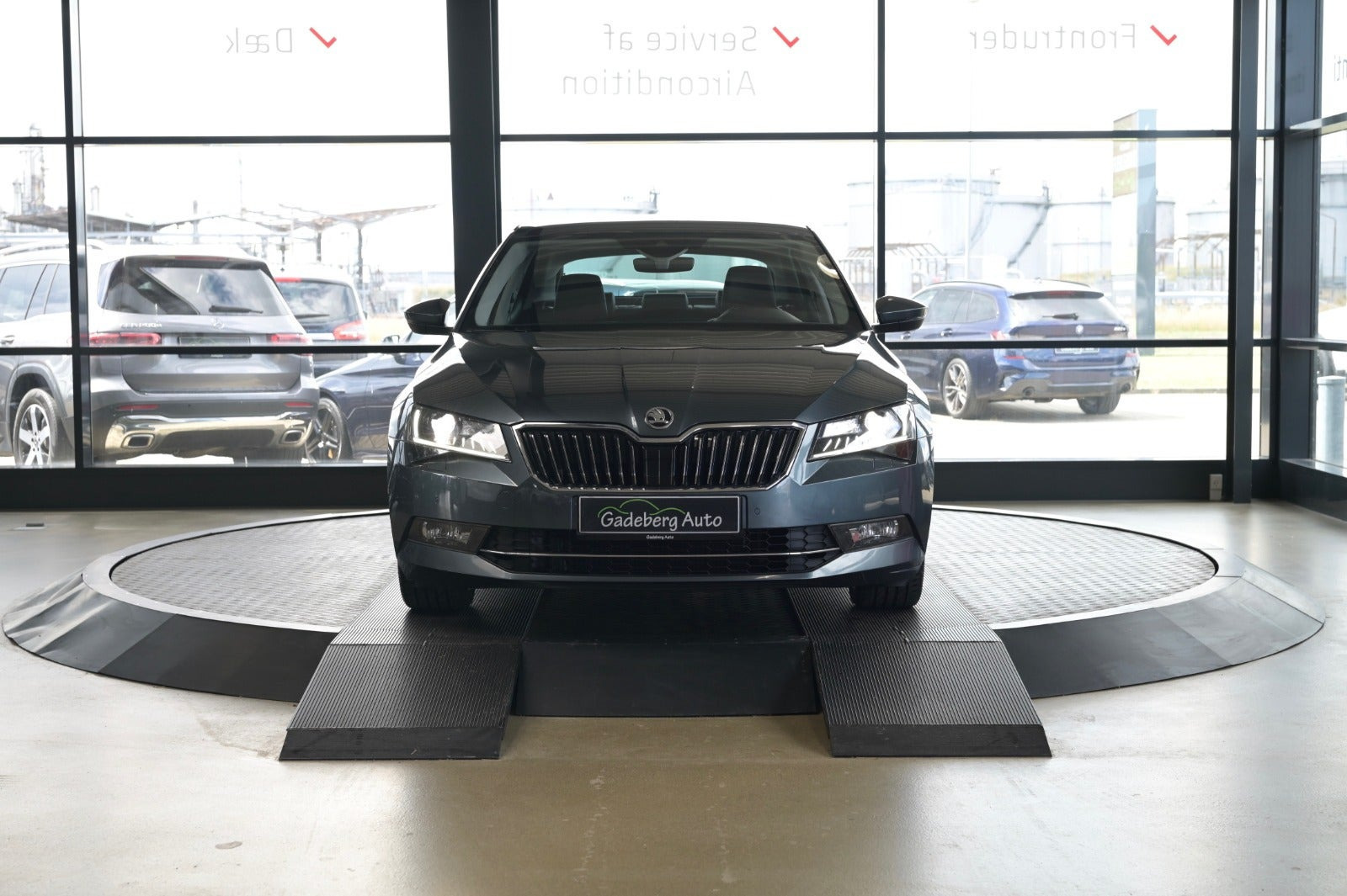 Grå Skoda Superb fra 2019