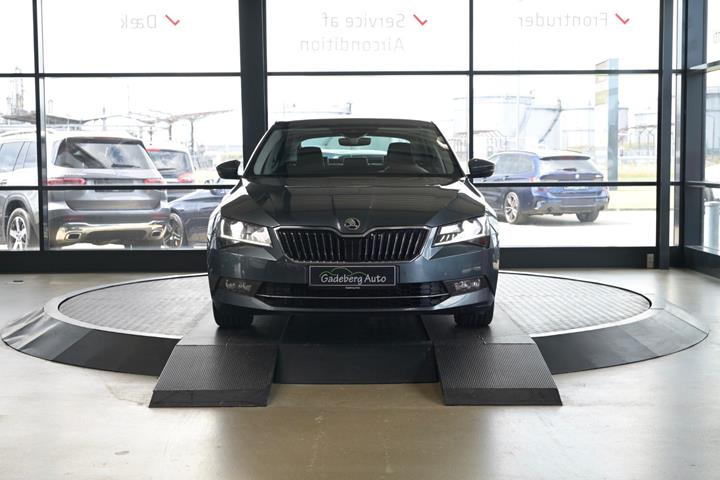 Grå Skoda Superb fra 2019