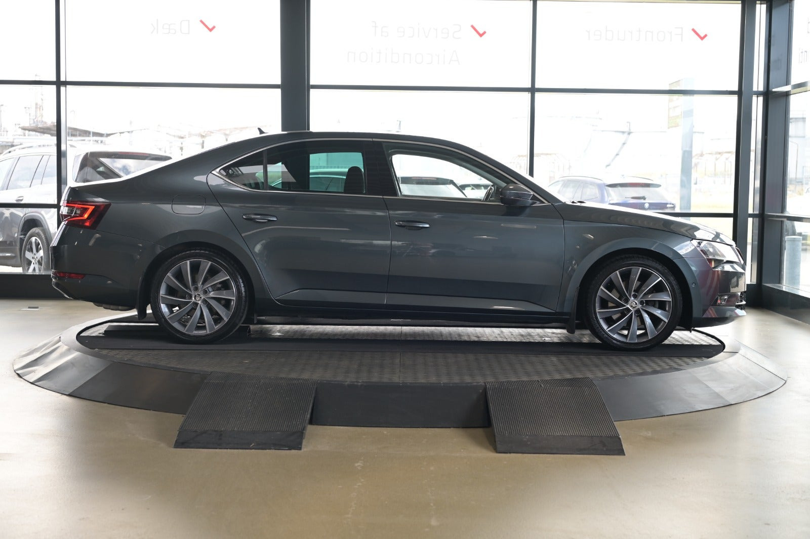Grå Skoda Superb fra 2019