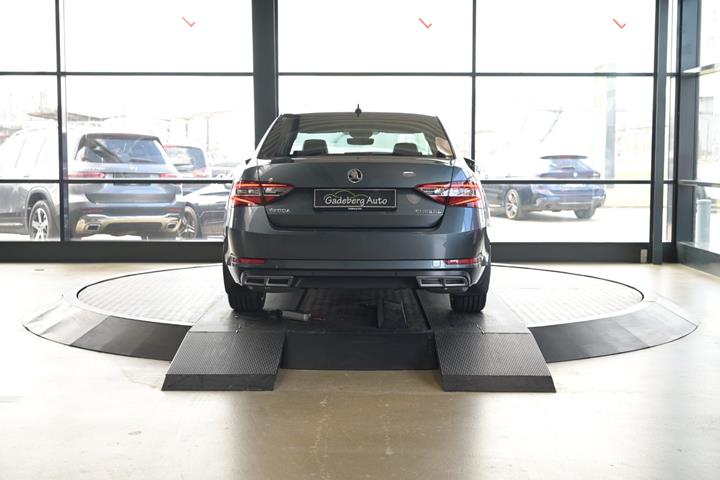 Grå Skoda Superb fra 2019