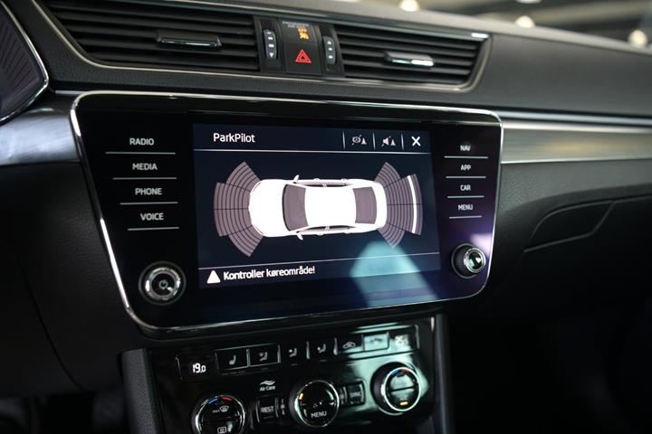 Grå Skoda Superb fra 2019