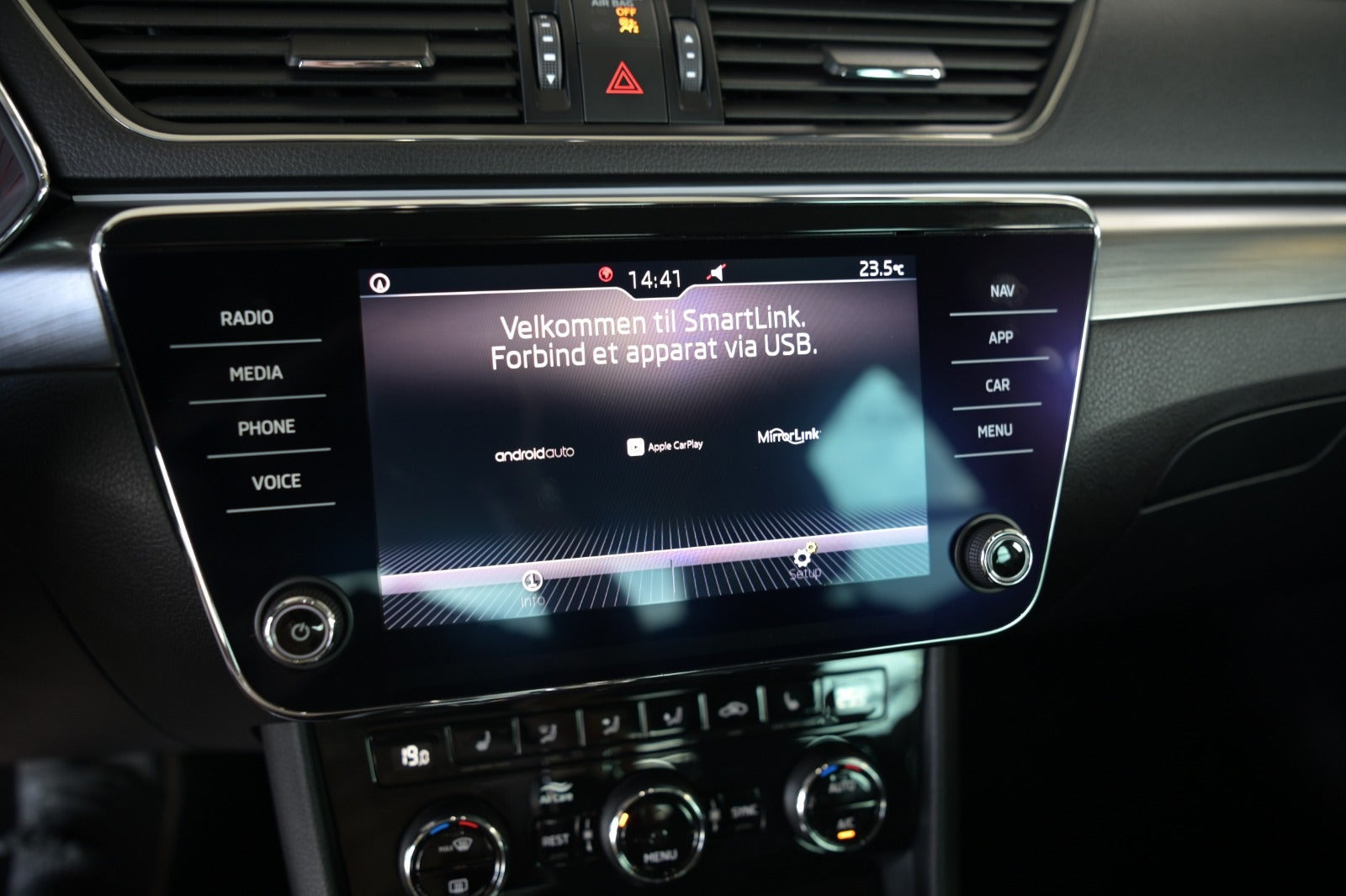 Grå Skoda Superb fra 2019