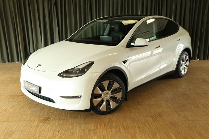 Grøn Tesla Model Y fra 2024 set udefra